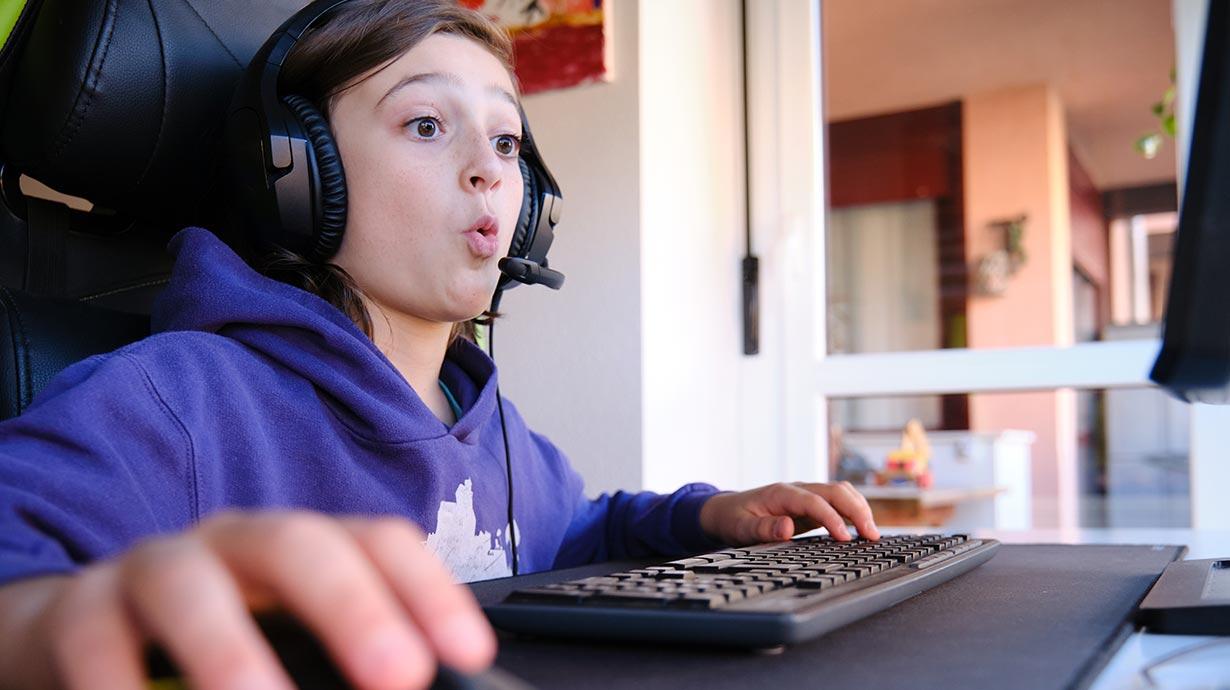 Parent teaching digital financial literacy for kids during online gaming