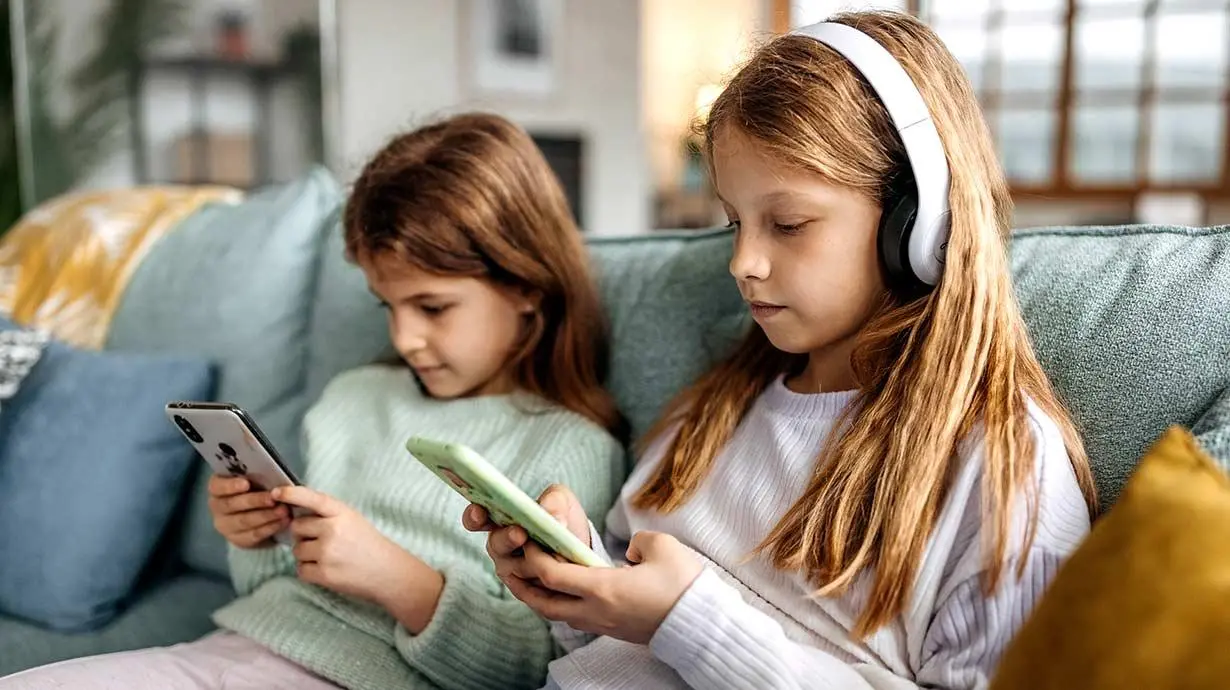 How parents can talk with kids about their family’s screen-time limits before a playdate.